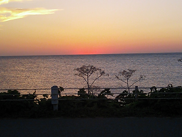 日が沈む